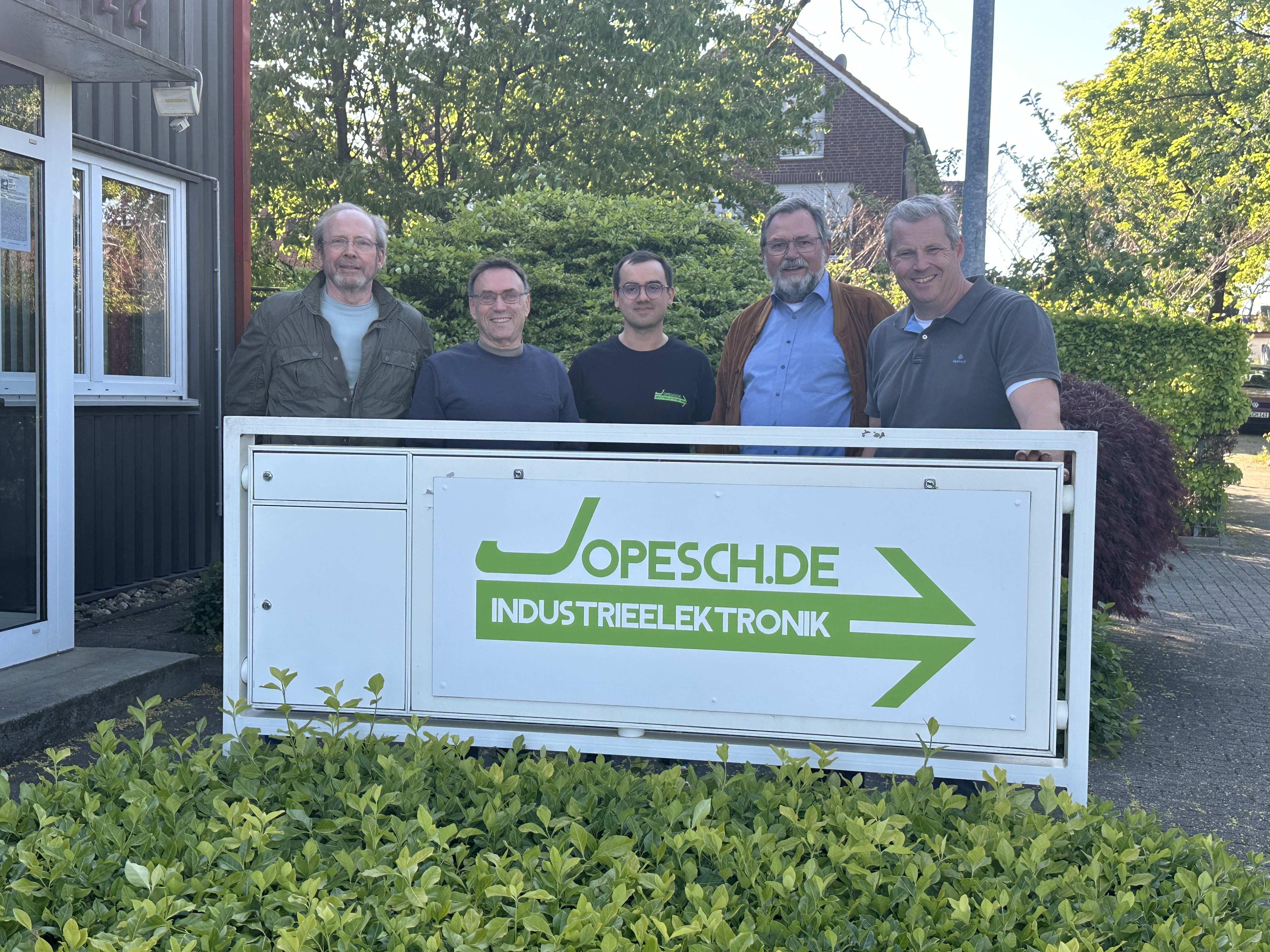 Foto: Christian Gehling
Von links nach rechts:
Friedhelm Baumgarten (stellv. Vorsitzender)
Dr. Peter Sch�n (Inhaber Fa. Jopesch)
Jobin Sch�n (Inhaber Fa. Jopesch)
Matthias Steck (stellv. Vorsitzender)
Christian Gehling (Vorsitzender)
